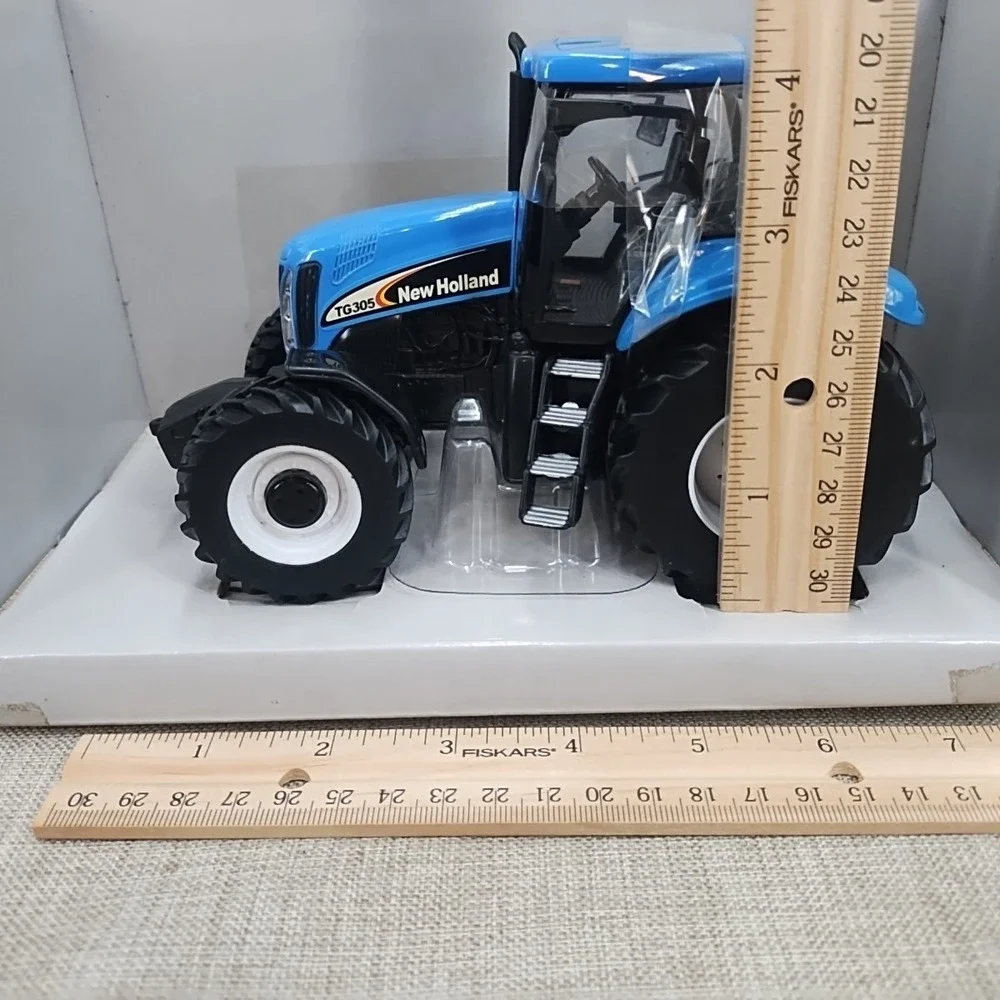 1:32 Scale Ertl Diecast Britains New Holland TG305 Blue Tractor New in Box